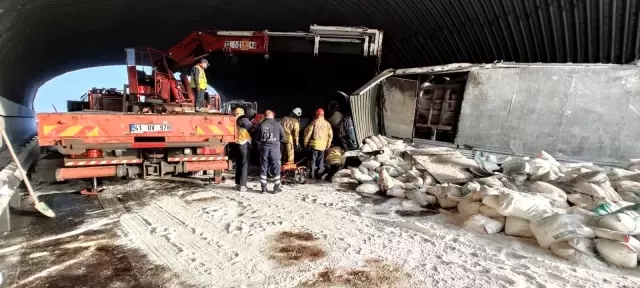 Kuzey Marmara Otoyolu'nda tır devrildi