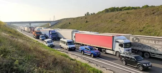 Kuzey Marmara Otoyolu'nda tır devrildi