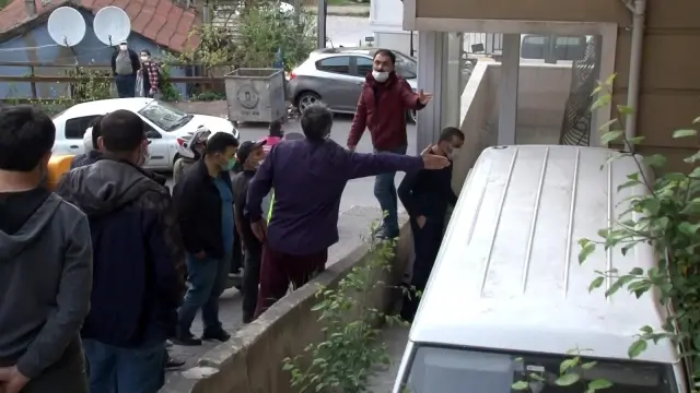 Maltepe'de freni tutmayan minibüs apartman bahçesine böyle uçtu Maltepe'de freni tutmayan minibüs apartman bahçesine böyle uçtu