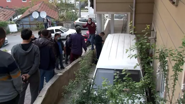 Maltepe'de freni tutmayan minibüs apartman bahçesine böyle uçtu Maltepe'de freni tutmayan minibüs apartman bahçesine böyle uçtu