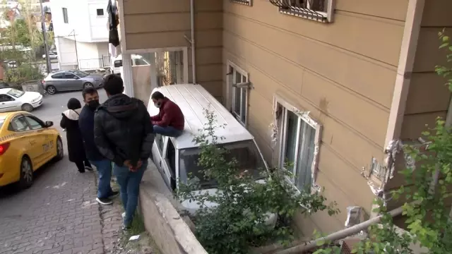 Maltepe'de freni tutmayan minibüs apartman bahçesine böyle uçtu Maltepe'de freni tutmayan minibüs apartman bahçesine böyle uçtu
