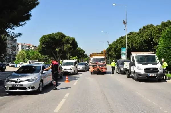 ÖZEL HAREKAT DESTEKLİ DENETİMDE, MANİSA'DAN İZMİR'E GİREN ARAÇLAR TEK TEK İNCELENDİ ÖZEL HAREKAT DESTEKLİ DENETİMDE, MANİSA'DAN İZMİR'E GİREN ARAÇLAR TEK TEK İNCELENDİ