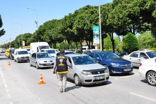 ÖZEL HAREKAT DESTEKLİ DENETİMDE, MANİSA'DAN İZMİR'E GİREN ARAÇLAR TEK TEK İNCELENDİ ÖZEL HAREKAT DESTEKLİ DENETİMDE, MANİSA'DAN İZMİR'E GİREN ARAÇLAR TEK TEK İNCELENDİ