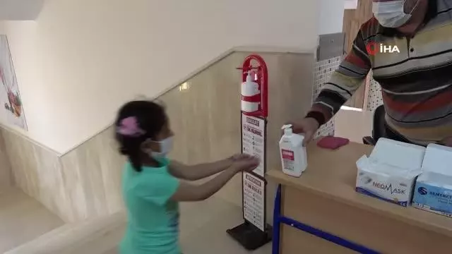 Mardin'de TSK ve Milli Eğitim Müdürlüğü iş birliğinde Barış Pınarı harekat bölgesindeki çocuklar için 23 Nisan programı düzenlendi Mardin'de TSK ve Milli Eğitim Müdürlüğü iş birliğinde Barış Pınarı harekat bölgesindeki çocuklar için 23 Nisan programı düzenlendi