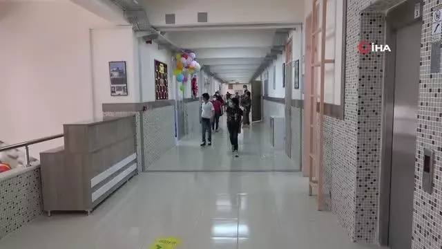 Mardin'de TSK ve Milli Eğitim Müdürlüğü iş birliğinde Barış Pınarı harekat bölgesindeki çocuklar için 23 Nisan programı düzenlendi Mardin'de TSK ve Milli Eğitim Müdürlüğü iş birliğinde Barış Pınarı harekat bölgesindeki çocuklar için 23 Nisan programı düzenlendi
