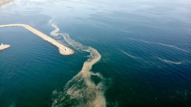 Marmara'da endişelendiren görüntü: Deniz salyası Marmara'yı turuncuya boyadı Marmara'da endişelendiren görüntü: Deniz salyası Marmara'yı turuncuya boyadı