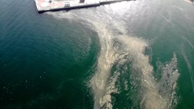 Marmara'da endişelendiren görüntü: Deniz salyası Marmara'yı turuncuya boyadı Marmara'da endişelendiren görüntü: Deniz salyası Marmara'yı turuncuya boyadı