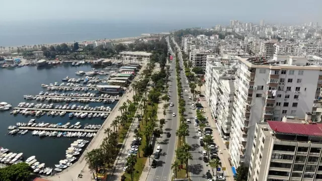 Mersin'de bazı bölgelerdeki araç yoğunluğu dikkat çekti Mersin'de bazı bölgelerdeki araç yoğunluğu dikkat çekti