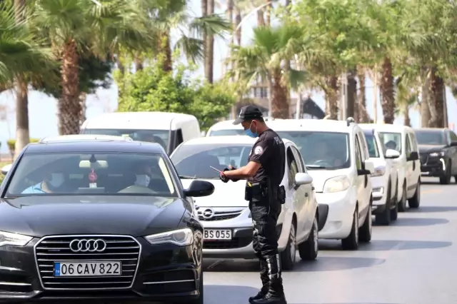 Mersin'de bazı bölgelerdeki araç yoğunluğu dikkat çekti Mersin'de bazı bölgelerdeki araç yoğunluğu dikkat çekti