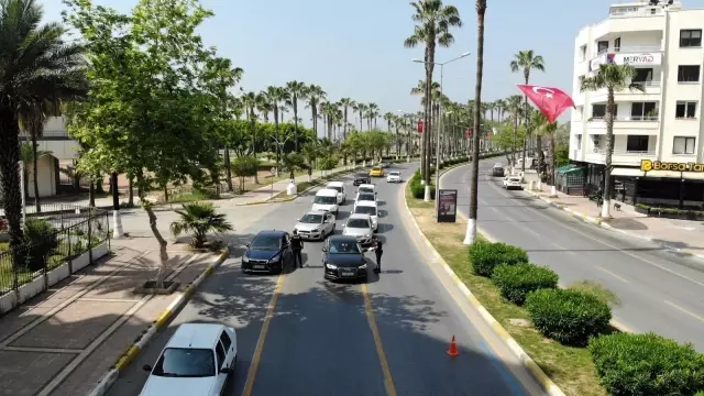 Mersin'de bazı bölgelerdeki araç yoğunluğu dikkat çekti Mersin'de bazı bölgelerdeki araç yoğunluğu dikkat çekti