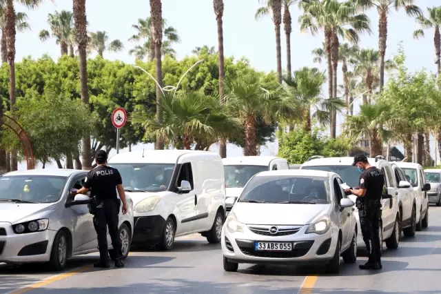 Mersin'de bazı bölgelerdeki araç yoğunluğu dikkat çekti Mersin'de bazı bölgelerdeki araç yoğunluğu dikkat çekti