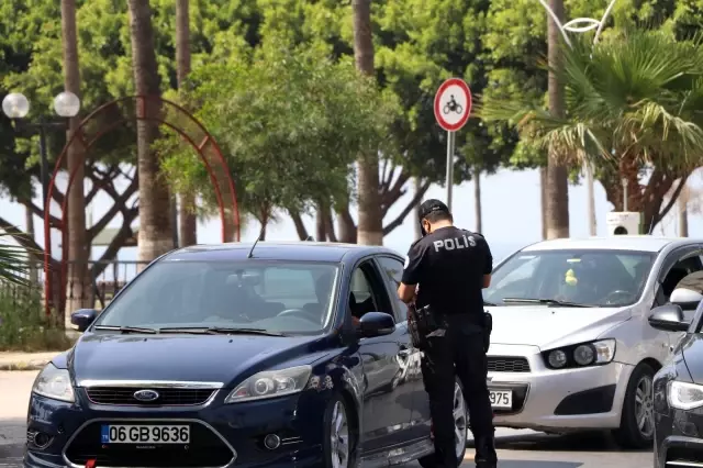 Mersin'de bazı bölgelerdeki araç yoğunluğu dikkat çekti Mersin'de bazı bölgelerdeki araç yoğunluğu dikkat çekti