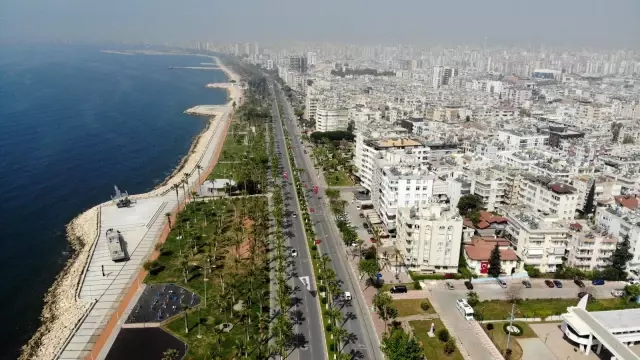 Mersin'de bazı bölgelerdeki araç yoğunluğu dikkat çekti Mersin'de bazı bölgelerdeki araç yoğunluğu dikkat çekti