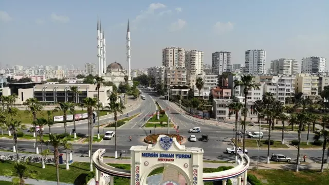 Mersin'de bazı bölgelerdeki araç yoğunluğu dikkat çekti Mersin'de bazı bölgelerdeki araç yoğunluğu dikkat çekti