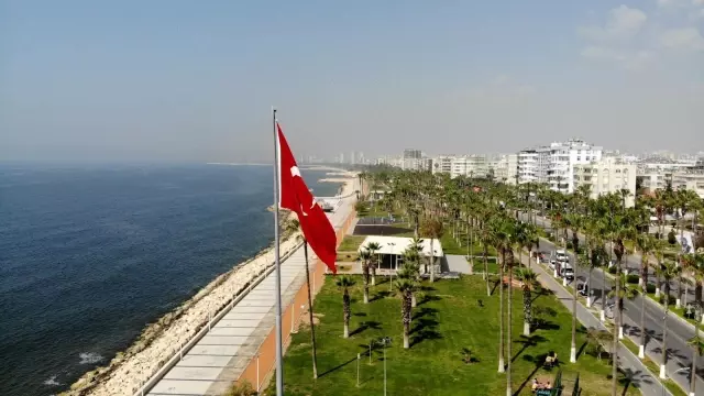Mersin'de bazı bölgelerdeki araç yoğunluğu dikkat çekti Mersin'de bazı bölgelerdeki araç yoğunluğu dikkat çekti