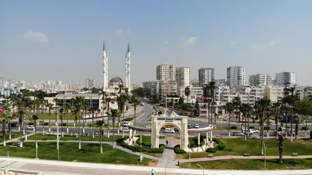 Mersin'de bazı bölgelerdeki araç yoğunluğu dikkat çekti Mersin'de bazı bölgelerdeki araç yoğunluğu dikkat çekti