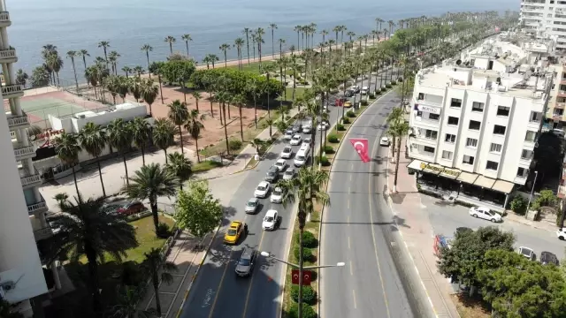 Mersin'de bazı bölgelerdeki araç yoğunluğu dikkat çekti Mersin'de bazı bölgelerdeki araç yoğunluğu dikkat çekti