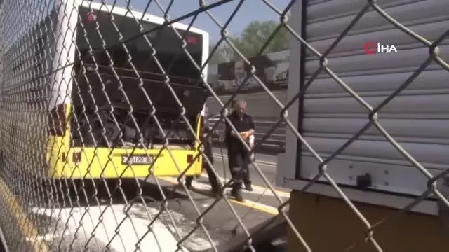 Son dakika: Merter'de boş giden metrobüsün motor kısmında bilinmeyen bir nedenle yangın çıktı. Yangın itfaiye ekipleri tarafından kısa sürede söndürüldü. Son dakika: Merter'de boş giden metrobüsün motor kısmında bilinmeyen bir nedenle yangın çıktı. Yangın itfaiye ekipleri tarafından kısa sürede söndürüldü.