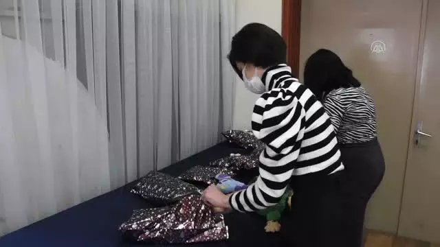 Meslek liseliler çocukların yüzünü bayramlık ve oyuncaklarla güldürdü Meslek liseliler çocukların yüzünü bayramlık ve oyuncaklarla güldürdü