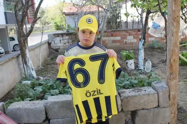 SPOR Mesut Özil'den down sendromlu Efe'ye imzalı forma SPOR Mesut Özil'den down sendromlu Efe'ye imzalı forma