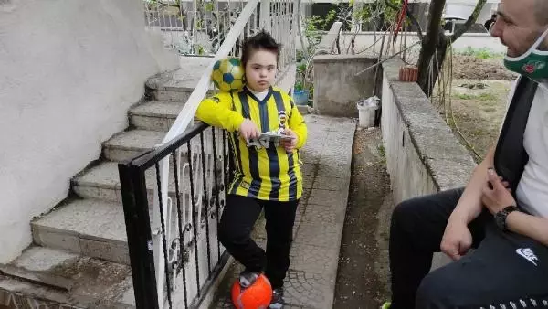 SPOR Mesut Özil'den down sendromlu Efe'ye imzalı forma SPOR Mesut Özil'den down sendromlu Efe'ye imzalı forma