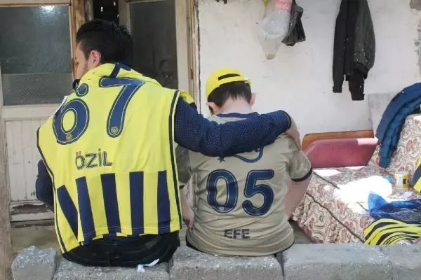 SPOR Mesut Özil'den down sendromlu Efe'ye imzalı forma SPOR Mesut Özil'den down sendromlu Efe'ye imzalı forma