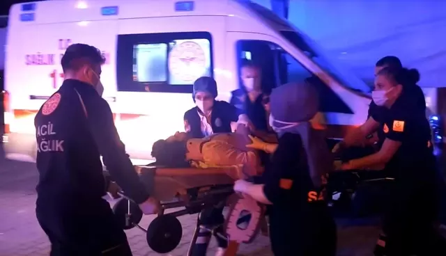 Hafif ticari araçla taksi çarpıştı: 3 yaralı Hafif ticari araçla taksi çarpıştı: 3 yaralı