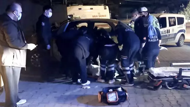 Hafif ticari araçla taksi çarpıştı: 3 yaralı Hafif ticari araçla taksi çarpıştı: 3 yaralı