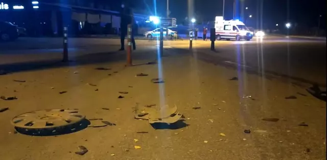 Hafif ticari araçla taksi çarpıştı: 3 yaralı Hafif ticari araçla taksi çarpıştı: 3 yaralı