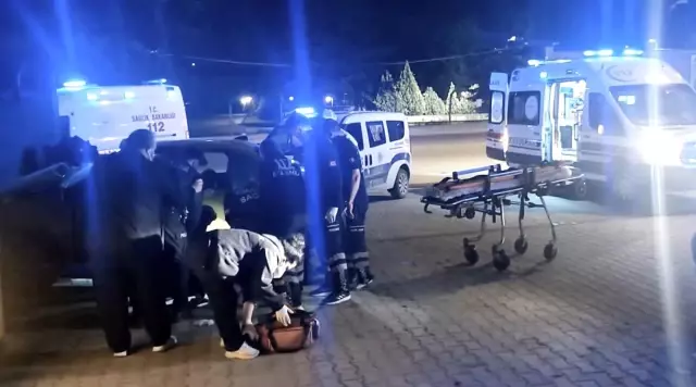 Hafif ticari araçla taksi çarpıştı: 3 yaralı Hafif ticari araçla taksi çarpıştı: 3 yaralı