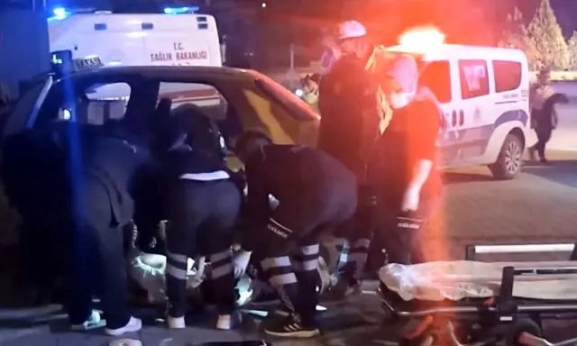 Hafif ticari araçla taksi çarpıştı: 3 yaralı Hafif ticari araçla taksi çarpıştı: 3 yaralı