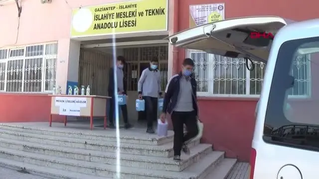 ÖĞRENCİLER ÜRETTİKLERİ TEMİZLİK ÜRÜNLERİNİ İHTİYAÇ SAHİPLERİNE DAĞITTI ÖĞRENCİLER ÜRETTİKLERİ TEMİZLİK ÜRÜNLERİNİ İHTİYAÇ SAHİPLERİNE DAĞITTI