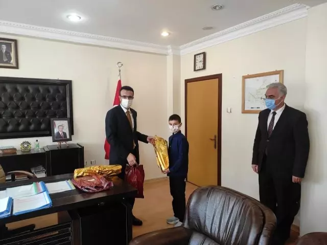 Osmancık'ta kitap okuma yarışmasında dereceye girenlere ödül Osmancık'ta kitap okuma yarışmasında dereceye girenlere ödül