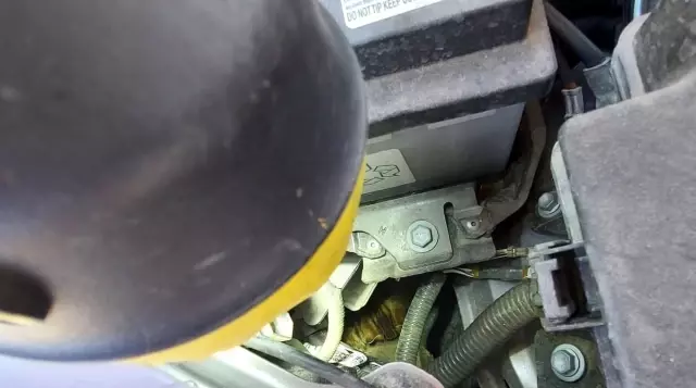 Otomobilden kurtardıkları yavru kediyi sahiplendiler Otomobilden kurtardıkları yavru kediyi sahiplendiler
