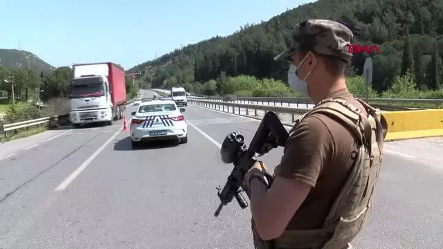 ÖZEL HAREKAT DESTEKLİ DENETİMDE, MANİSA'DAN İZMİR'E GİREN ARAÇLAR TEK TEK İNCELENDİ ÖZEL HAREKAT DESTEKLİ DENETİMDE, MANİSA'DAN İZMİR'E GİREN ARAÇLAR TEK TEK İNCELENDİ