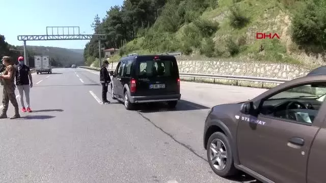 ÖZEL HAREKAT DESTEKLİ DENETİMDE, MANİSA'DAN İZMİR'E GİREN ARAÇLAR TEK TEK İNCELENDİ ÖZEL HAREKAT DESTEKLİ DENETİMDE, MANİSA'DAN İZMİR'E GİREN ARAÇLAR TEK TEK İNCELENDİ