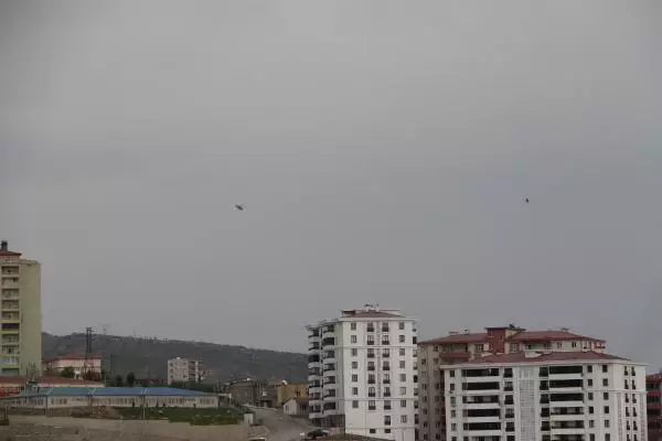 'Pençe' ve 'Eren' operasyonlarının sürdüğü Şırnak'ta askeri hareketlilik: Teröristlere ait hedefler ateş altına alındı 'Pençe' ve 'Eren' operasyonlarının sürdüğü Şırnak'ta askeri hareketlilik: Teröristlere ait hedefler ateş altına alındı
