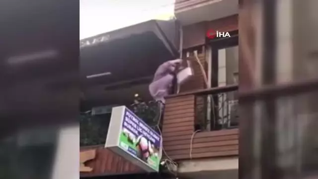 Polisi görünce kafenin balkonundan yan balkona böyle kaçtılar