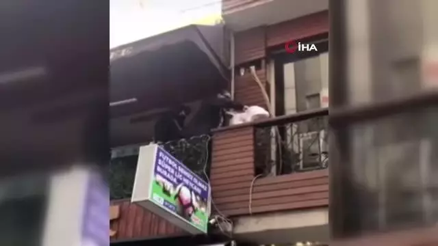 Polisi görünce kafenin balkonundan yan balkona böyle kaçtılar