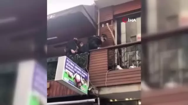 Polisi görünce kafenin balkonundan yan balkona böyle kaçtılar