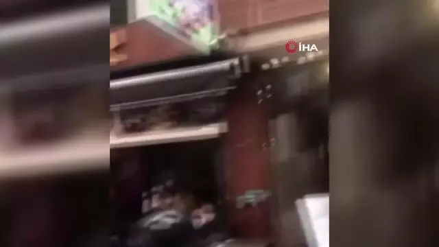 Polisi görünce kafenin balkonundan yan balkona böyle kaçtılar