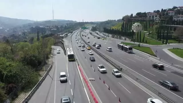 'Tam kapanma' nedeniyle ana yollarda polis denetimi devam ediyor 'Tam kapanma' nedeniyle ana yollarda polis denetimi devam ediyor