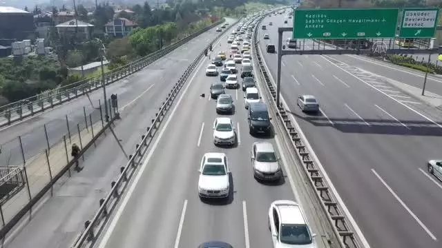 'Tam kapanma' nedeniyle ana yollarda polis denetimi devam ediyor 'Tam kapanma' nedeniyle ana yollarda polis denetimi devam ediyor