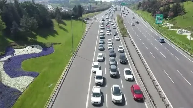 'Tam kapanma' nedeniyle ana yollarda polis denetimi devam ediyor 'Tam kapanma' nedeniyle ana yollarda polis denetimi devam ediyor