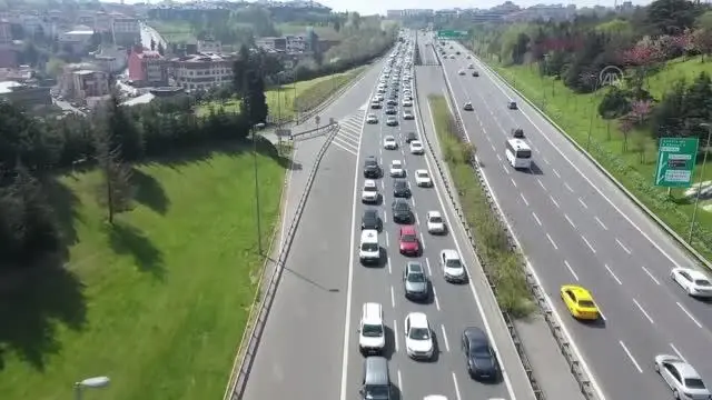 'Tam kapanma' nedeniyle ana yollarda polis denetimi devam ediyor 'Tam kapanma' nedeniyle ana yollarda polis denetimi devam ediyor