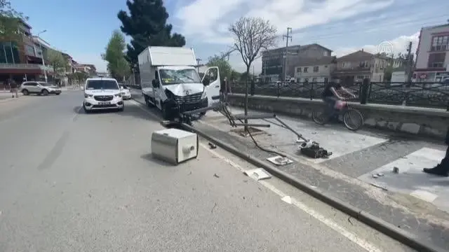 Son dakika: Polisin 'dur' ihtarına uymayan sürücünün kullandığı kamyonet EDS direğine çarptı Son dakika: Polisin 'dur' ihtarına uymayan sürücünün kullandığı kamyonet EDS direğine çarptı