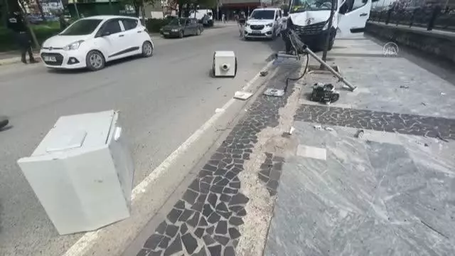 Son dakika: Polisin 'dur' ihtarına uymayan sürücünün kullandığı kamyonet EDS direğine çarptı Son dakika: Polisin 'dur' ihtarına uymayan sürücünün kullandığı kamyonet EDS direğine çarptı