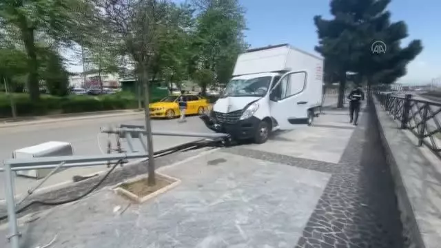 Son dakika: Polisin 'dur' ihtarına uymayan sürücünün kullandığı kamyonet EDS direğine çarptı Son dakika: Polisin 'dur' ihtarına uymayan sürücünün kullandığı kamyonet EDS direğine çarptı
