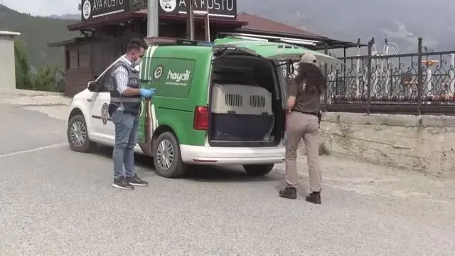 Mersin'de polisler tam kapanmada sokak hayvanlarını besledi Mersin'de polisler tam kapanmada sokak hayvanlarını besledi