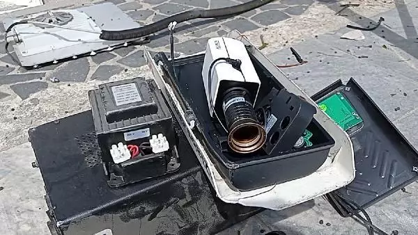 Son dakika haber! Polisten kaçarken kamyonetle EDS direğine çarpıp yaralandı Son dakika haber! Polisten kaçarken kamyonetle EDS direğine çarpıp yaralandı